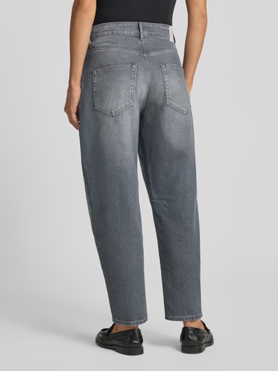 Kobiecy model nosi szare jeansy Barrel Jeans aus Baumwoll-Mix Modell 'MEGAN S' od Brax, damskie jeansy, widok całej sylwetki od tyłu.