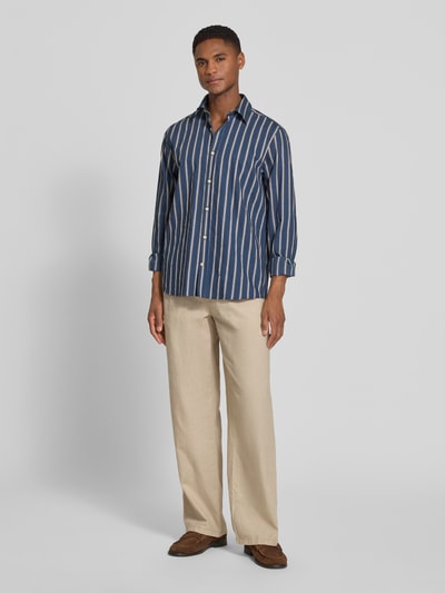 Männermodel trägt Regular Fit Freizeithemd mit Kentkragen von bugatti, blau mit weißen Streifen, Baumwoll-Mix, Ganzkörperansicht von vorne.