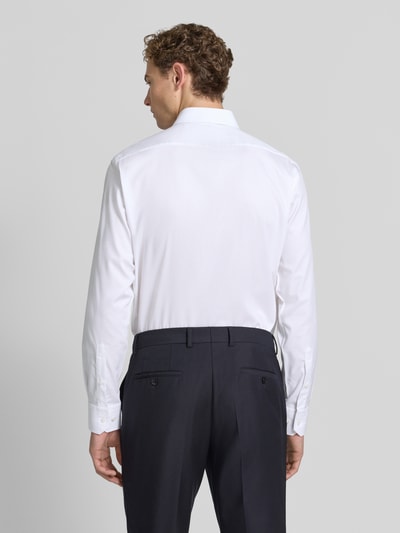 Männermodel trägt weißes Regular Fit Businesshemd aus Baumwoll-Mix von BOSS, Herren Freizeithemd, Ganzkörperansicht Rückansicht.