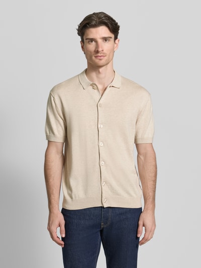 Männermodel trägt vrijetijdsoverhemd met polokraag, knoopsluiting en 1/2-mouwen van model 'BELLS' van Casual Friday, regular fit, mix van katoen en lyocell, kleur lichtbeige, ruglengte 69 cm, schouderbreedte 53 cm, mouwlengte 24 cm, heren, geheel van voren.