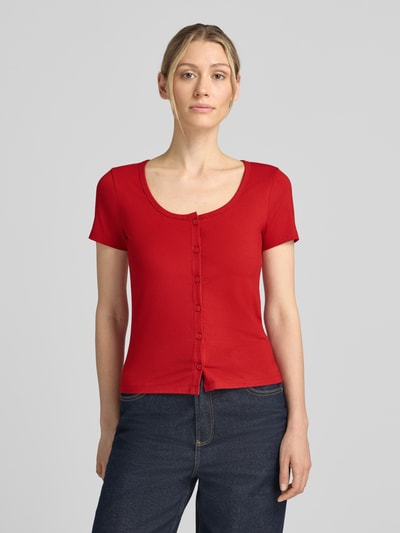Vrouwenmodel draagt Slim Fit T-shirt met doorlopende knoopsluiting van Jake*s in rood, mix van katoen en modal, ronde hals, ruglengte maat S 49 cm, volledige lichaam aanzicht van voren