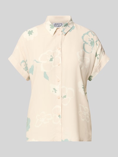 Frauenmodel trägt Bluse aus Viskose mit fixiertem Ärmelaufschlag von JAKE*S STUDIO WOMAN mit Kentkragen, geradem Schnitt, Knopfleiste, florales Muster in Pastell, weiche Textur, Ganzkörperansicht von vorne.