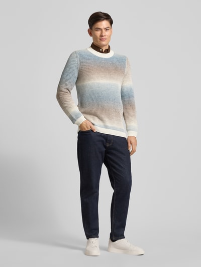 Männermodel trägt Strickpullover mit Rundhalsausschnitt Modell 'Bow' von Cinque, Baumwoll-Mix, Regular-Fit, Ripp-Optik, sanfte Farbverläufe, Ganzkörperansicht von vorne.