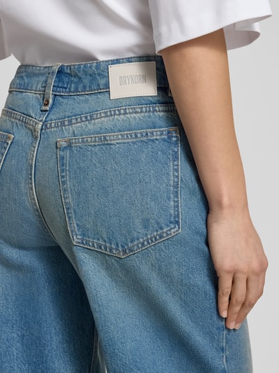 Vrouwenmodel draagt jeans im Used-Look model 'MEDLEY' van Drykorn, katoenmix, relaxed fit, omslag, detailopname rugzijde.