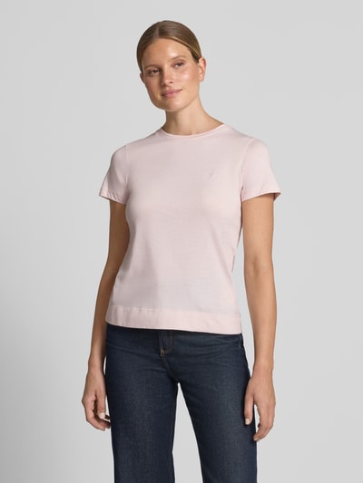Vrouwenmodel draagt T-shirt met ronde hals Model 'Tia' van JOOP!, puur katoen, slim fit, ruglengte maat 36: 50 cm, lichtroze, vooraanzicht bovenlichaam.