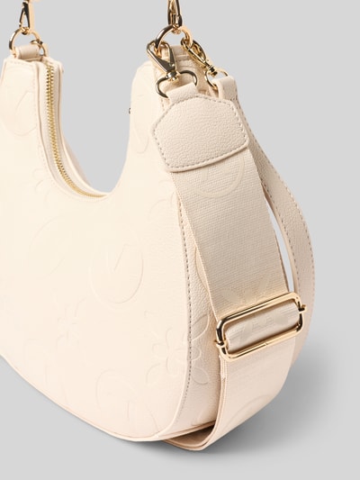 Productfoto, Handtasche mit Label-Details Modell 'SAMBA' van VALENTINO BAGS in licht beige met ritssluiting, hengsel met karabijnsluiting, verstelbare schouderband, ritsvak binnenin, breedte 30 cm, lengte 24 cm, diepte 8 cm, bandlengte 120 cm, structuur lederlook met subtiele labeldetails.
