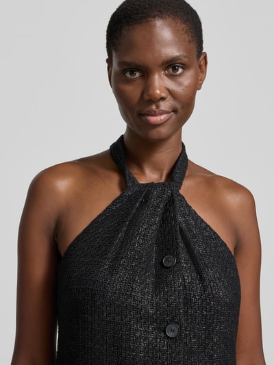 Frauenmodel trägt Minikleid aus Baumwoll-Mix von Iro in Schwarz mit taillierter Passform, durchgehender Knopfleiste, Reißverschluss am Rücken, ärmelloses Design; Brustweite 36 cm, Nahaufnahme Oberkörper.