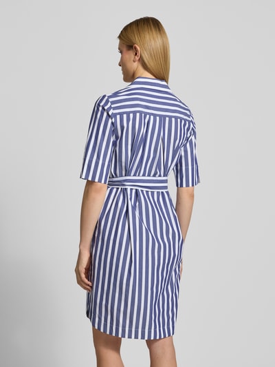 Modelka prezentuje sukienkę koszulową 'Knielanges Hemdblusenkleid mit Bindegürtel' z bawełny WHITE LABEL, niebiesko-białe paski, prosty krój, długość do kolan, kołnierzyk koszulowy, dekolt w serek, wiązany pasek, długość tyłu w rozmiarze 36: 102 cm, szerokość w rozmiarze 36: 53 cm, długość rękawów w rozmiarze 36: 33 cm, widok całej sylwetki z tyłu