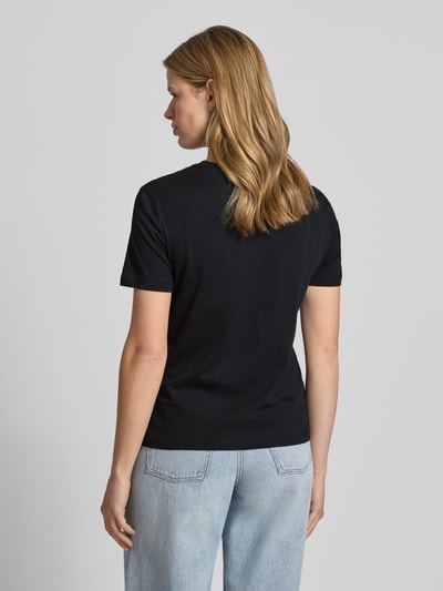 Frauenmodel trägt Regular Fit T-Shirt aus reiner Baumwolle Modell 'POLLY' von Only, Optik: Unifarben, Ganzkörperansicht Rückansicht