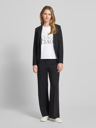 Vrouwenmodel draagt T-shirt met Print en Ziersteinbesatz van Comma, katoenmix met modal, regular fit, print, ruglengte maat 36: 57 cm, geheel van voren