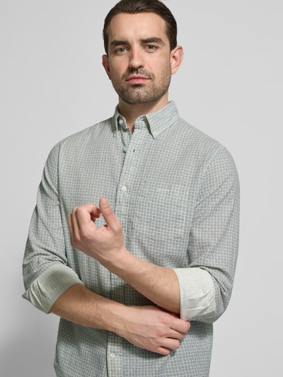 Männermodel trägt Regular Fit Freizeithemd aus Leinen-Baumwoll-Mix von Gant mit Allover-Look, Button-Down-Kragen, Nahaufnahme Oberkörper. Rückenlänge bei Größe M: 76 cm, Schulterbreite 47 cm, Ärmellänge 64 cm.