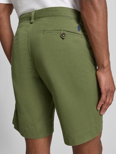 Männermodel trägt Straight Fit Chinoshorts aus Baumwoll-Mix von Polo Ralph Lauren, Optik: Unifarben, Logo-Detail, Gesäßtaschen, Ganzkörperansicht Rückansicht.