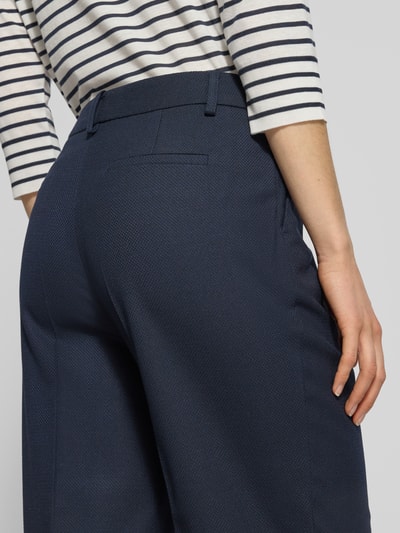 Frauenmodel trägt Hose mit Bügelfalten und Paspeltaschen am Gesäß von More & More im Material-Mix mit Viskose-Anteil, Regular-Fit, Detailaufnahme Rückansicht.