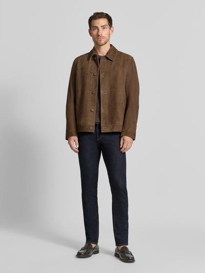 Männermodel trägt Slim Fit Jeans im 5-Pocket-Design von Emporio Armani, dunkles Blau, glatte Textur, Herren Jeans, Ganzkörperansicht von vorne.