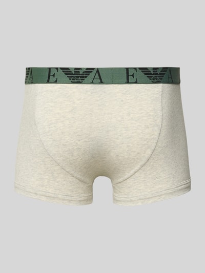 Männermodel trägt Trunks im 3er-Pack mit elastischem Logo-Bund von Emporio Armani, Baumwoll-Mix, grüner Bund, körpernah geschnitten, Ganzkörperansicht Rückansicht.
