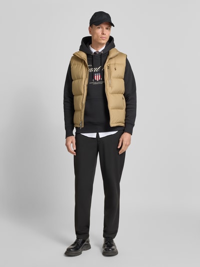 Männermodel trägt Hoodie mit Label-Stitching und Känguru-Tasche von Gant, Herren, Baumwoll-Mix, Regular-Fit, Ganzkörperansicht von vorne.