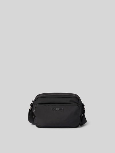 Produktfoto, Crossbody Bag mit Label-Detail von Dsquared2 in Schwarz, rechteckige Form, glatte Textur, Reißverschlussfächer, verstellbarer Schulterriemen, Maße ca. 29 x 19 x 9 cm.