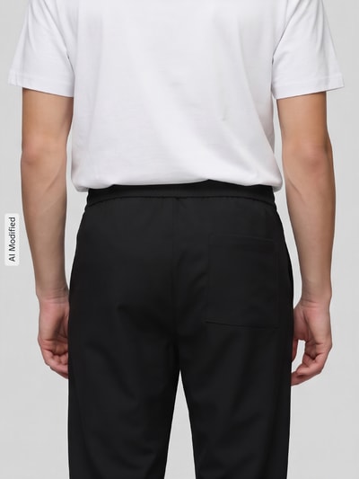Männermodel trägt Weite Hose aus mit Bundfalten Modell 'WILL' von ONLY in Schwarz, glatte Textur, Herren Weite Hose von ONLY & SONS, Ganzkörperansicht Rückansicht, KI-modifiziertes Bild.