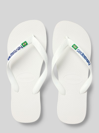 Produktfoto, weiße Slippers mit Logo-Detail Modell 'Brasil' von Havaianas, abgerundete Passform, offene Ferse, strukturierte Oberfläche, Absatzhöhe 2 cm, Schaftweite 7 cm