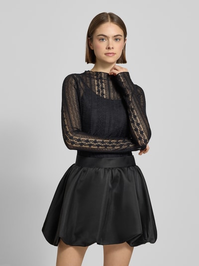 Frauenmodel trägt Longsleeve mit Stehkragen Modell 'Zahara' von OH APRIL, semitransparent, Material-Mix mit Stretch-Anteil, Slim Fit, Ganzkörperansicht von vorne