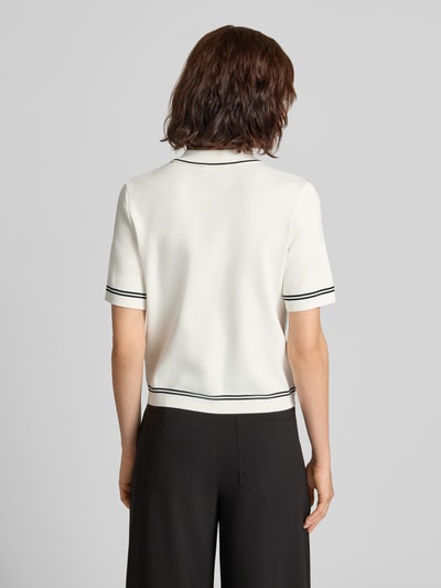 Frauenmodel trägt Cardigan aus Viskose-Mix mit 1/2-Arm von Jake*s Collection in Weiß mit Kontraststreifen, Rückenansicht, Ganzkörperansicht Rückansicht.