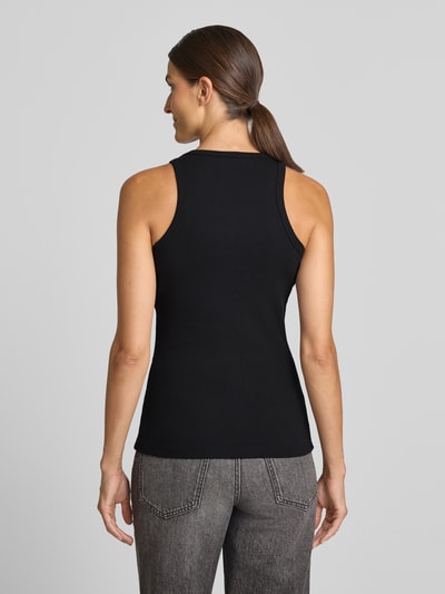 Vrouwenmodel draagt zwart slim fit dames top van katoenmix Model 'Costina' van Liu Jo White met gestikt logo, ruglengte maat S 61 cm, volledig lichaam achteraanzicht