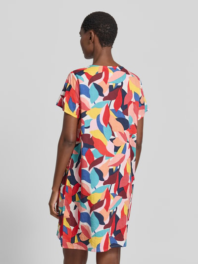 Frauenmodel trägt Minikleid im Allover-Look mit Rundhalsausschnitt von Apricot aus Baumwoll-Viskose-Mix, Gerader-Schnitt, bunte Farben, Ganzkörperansicht Rückansicht. Rückenlänge 87 cm, Brustweite 39 cm, Ärmellänge 17 cm.