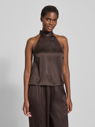 Frauenmodel trägt Neckholder-Top Modell 'RHEOS' von Samsøe Samsøe in Braun, Material-Mix mit Stretch, Regular Fit, Nahaufnahme Oberkörper.