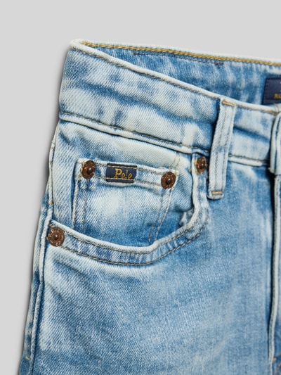 Produktfoto, Bootcut Jeans aus Baumwoll-Mix von Polo Ralph Lauren Teens in heller Denim-Optik mit Label-Patch, Nieten und 5-Pocket-Design.