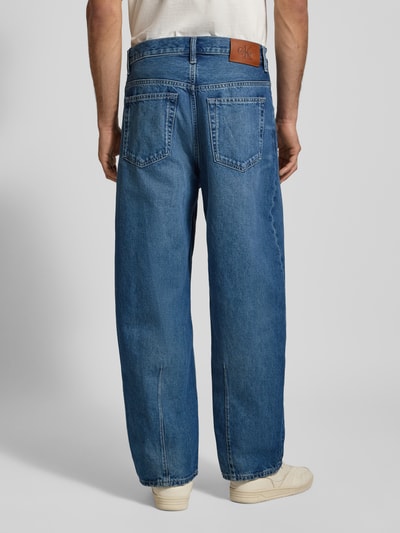 Männermodel trägt Barrel Jeans im Used-Look Modell 'LUCKY STAR' von Calvin Klein Jeans aus reiner Baumwolle, Ganzkörperansicht Rückansicht.