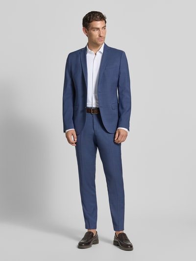 Männermodel trägt Slim Fit Businesshemd aus reiner Baumwolle Modell 'KENNO' von HUGO in Weiß zu blauem Anzug, Ganzkörperansicht von vorne.
