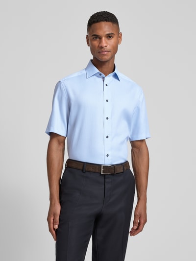 Männermodel trägt Regular Fit Business-Hemd mit Kentkragen von OLYMP, hellblau, reine Baumwolle, unifarben, Ganzkörperansicht von vorne.