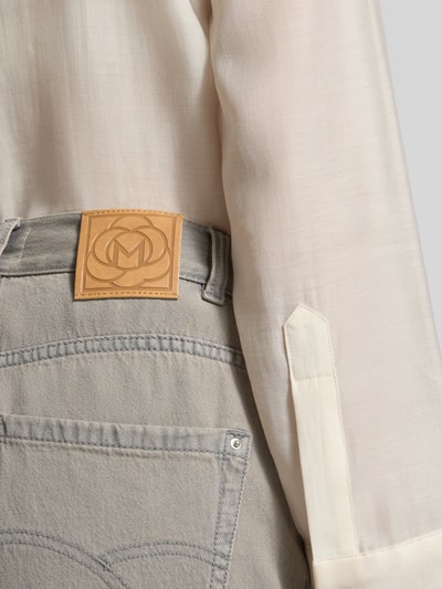 Vrouwenmodel draagt Jeans met 5-Pocket-Design van Marella, rechte snit, pure katoen, detailopname rug en taille.