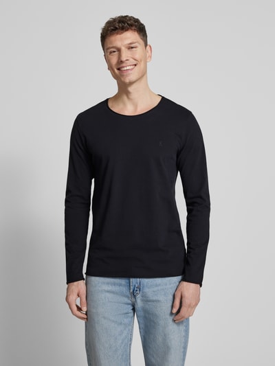 Männermodel trägt Regular Fit Langarmshirt aus reiner Baumwolle Modell 'JAAMES' von Armedangels, unifarbenes Jersey, Rundhals, Ganzkörperansicht von vorne.