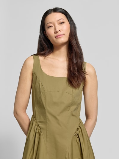 Frauenmodel trägt Midikleid mit tiefem Rundhalsausschnitt Modell 'MLLENFASI' von Marella in Olivgrün, Baumwoll-Mix mit Stretch, Nahaufnahme Oberkörper