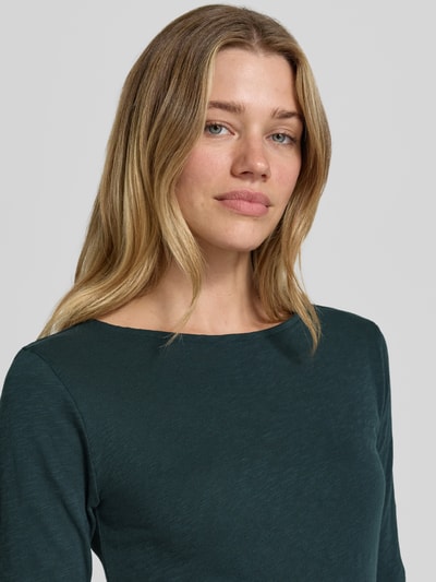 Kobieta nosi t-shirt z dekoltem w łódkę od Christian Berg Woman, melanż, bawełna, krój regular fit, Długość tyłu 58 cm, Nahaufnahme Oberkörper