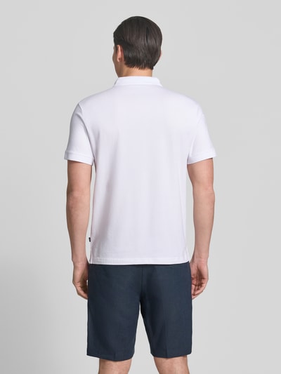 Męski model nosi Regular Fit koszulkę polo z listwą guzikową model 'Carlosjuan' od JOOP! Collection, mieszanka bawełny z dodatkiem streczu, kołnierzyk polo, długość tyłu w rozmiarze M: 69 cm, całościowy widok z tyłu.