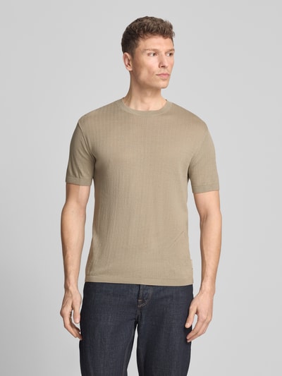 Männermodel trägt Strickshirt mit Rundhalsausschnitt von ARMANI EXCHANGE aus reiner Baumwolle in Slim-Fit, beige, Ganzkörperansicht von vorne.