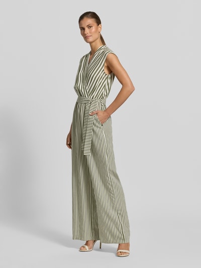 Frauenmodel trägt Jumpsuit aus Viskose-Mix mit V-Ausschnitt von Rinascimento, gestreiftes Design in Grün und Weiß, taillierte Passform, ärmellos, mit abnehmbarem Taillenband, Ganzkörperansicht von vorne.