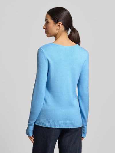 Frauenmodel trägt Regular Fit Longsleeve aus Viskose in Strick-Optik Modell 'Viril' von Vila in hellblau, elastische Abschlüsse, Ganzkörperansicht Rückansicht.