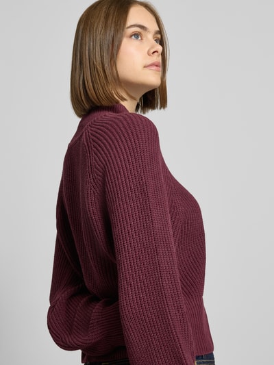 Frauenmodel trägt Regular Fit Pullover Baumwoll-Mix Modell 'Dara' von NOISY MAY®, Strick-Optik, Stehkragen, Nahaufnahme Oberkörper.