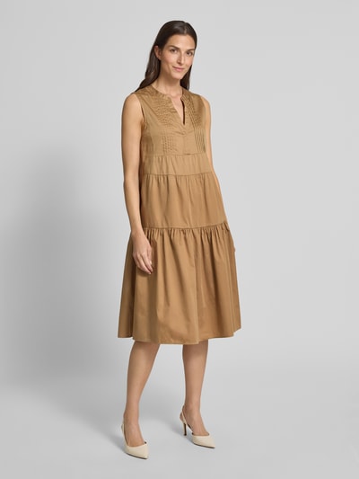 Milano Italy Knielanges Kleid im Stufen-Look mit V-Ausschnitt Camel 4