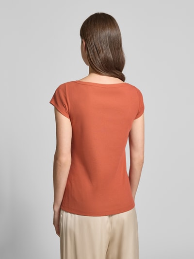 Kobieta nosi T-Shirt mit Cut Out od Marc Cain, mieszanka modalu z dodatkiem streczu, prosty krój, drobne prążkowanie, okrągły dekolt, długość tyłu w rozmiarze 36: 56 cm, zdjęcie całej sylwetki z tyłu.