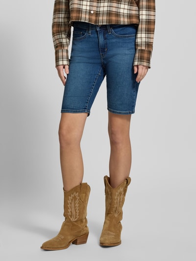 Frauenmodel trägt Regular Fit Bermuda in Denim-Optik von Levi's®, Blau, 5-Pocket-Design, Baumwoll-Mix, Knopf und Reißverschluss, Nahaufnahme Oberschenkel.
