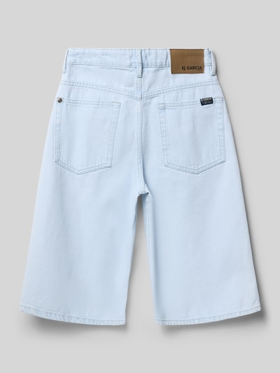 Produktfoto, Straight Fit Shorts in Denim-Optik von Garcia aus reiner Baumwolle, hellblauer Stoff, 5-Pocket-Design, Bund mit Label, Rückansicht