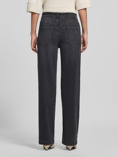 Frauenmodel trägt Straight Fit Jeans aus Baumwoll-Mix mit Allover-Strasssteinbesatz von Marc Cain, dunkles 5-Pocket-Design, Ganzkörperansicht Rückansicht.