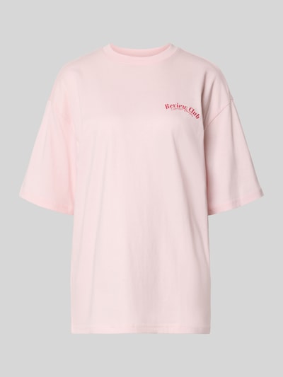 Produktfoto, Oversized T-Shirt mit Statement-Print van REVIEW in lichtroze, puur katoen, oversized fit, ronde hals, ruglengte maat S 70 cm