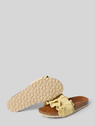 Produktfoto, Slipper aus echtem Leder Modell 'Rocio' von Verbenas in Gelb mit Rüschenbesatz, abgerundete Passform, profilierte Sohle, offene Ferse, Absatzhöhe 3 cm, Größe 40.