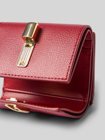 Productfoto, Portemonnee und Kaartetui im Set aus leer Model 'IRIDE' van FURLA met structuurpatroon in rood, detailopname, Dames portemonnee met overslag, pinsluiting, muntvak met ritssluiting, kaartetui met steekvakken, vakken voor pasjes en bankbiljetten, echt leer