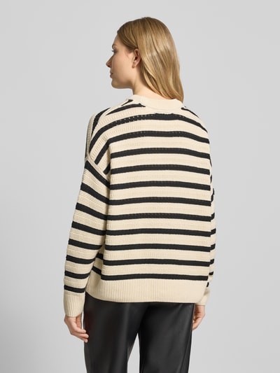 Vero Moda Sweter z dzianiny o kroju comfort fit z czystej bawełny model ‘CALLA’ Złamany biały 5
